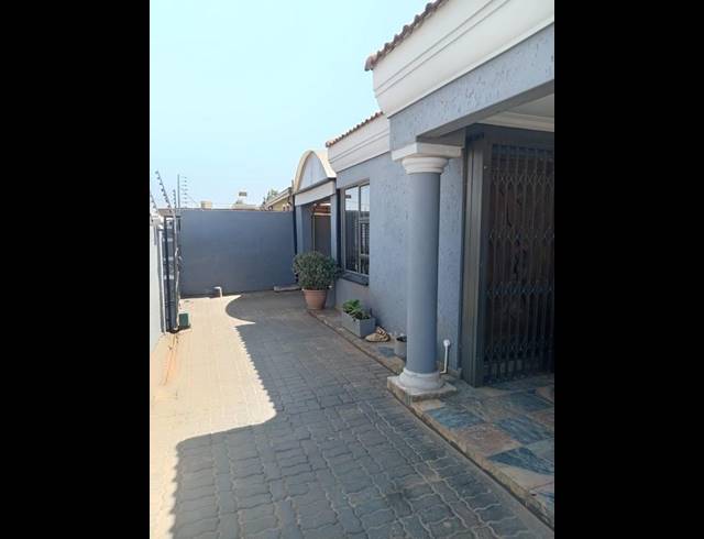 4 BEDROOM HOUSE FOR SALE IN PROTEA GLEN EXT
